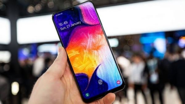 Samsung представила Galaxy A70 со сканером в дисплее и мощной батареей